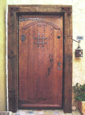 דלת עם נוקש, סורג וידית משיכה קרניים