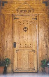 דלת עם מסמרים וחבקים C120 ו- C125